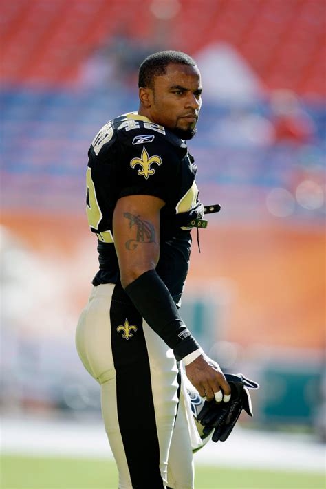 nfl player darren sharper charged  drugging raping  women