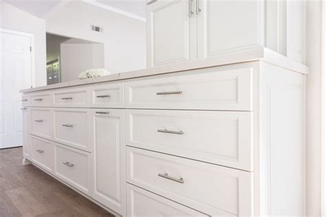 choosing  perfect kitchen cabinet hardware sligh cabinets