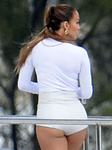 Jennifer Lopez Hot In White Shorts On A Yacht 01 Gotceleb