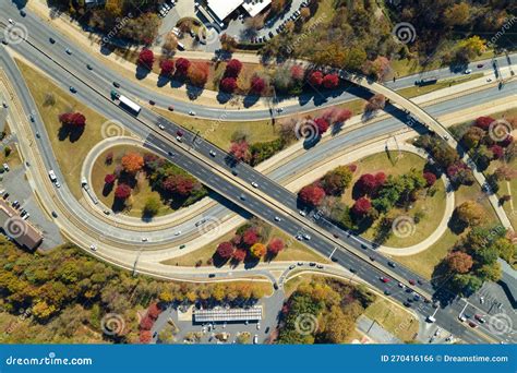 amerikaanse snelweg kruispunt met snelrijdende auto  en vrachtwagens visie van bovenaf op