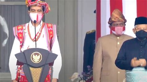 jokowi pakai baju adat timor tengah selatan ntt  upacara bendera