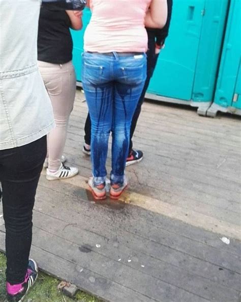 Ladies Wetting Peeing In Jeans Photo Nass Wie Auch Immer