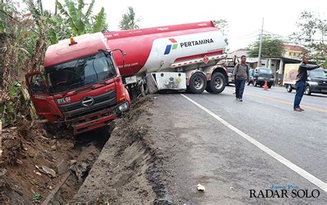 jalan  keboan langganan kecelakaan truk tangki pertamina terperosok