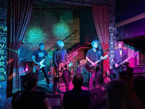 members  green day play surprise gig  celebrate reopened oakland dive bar