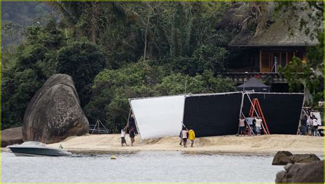Robert Pattinson And Kristen Stewart Kiss On The Beach Photo 394022