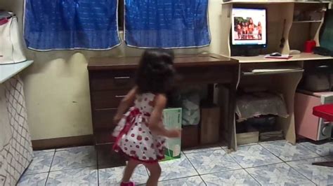 menina de dois anos dançando quadradinho de 8 youtube