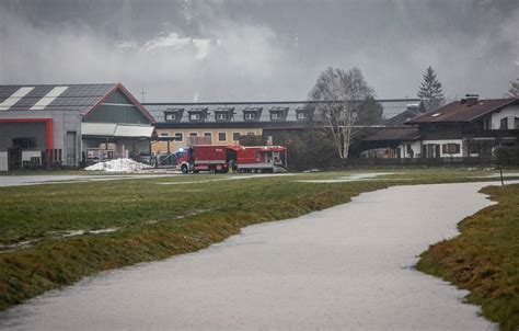 unwetter in Österreich hochwasser lawinen und abrutschende hänge