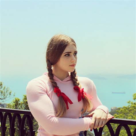 julia vins extreme physique and beauty following her