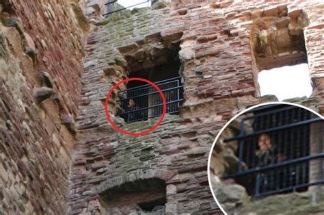 elizabethan woman spotted in ruff at tantallon castle in scotland