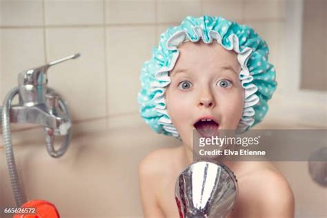 Girl Singing In Shower Photos Et Images De Collection Getty Images