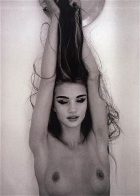 rosie huntington whiteley shows her nude body