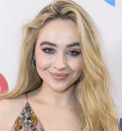 sabrina carpenter dyed her hair and is now a brunette