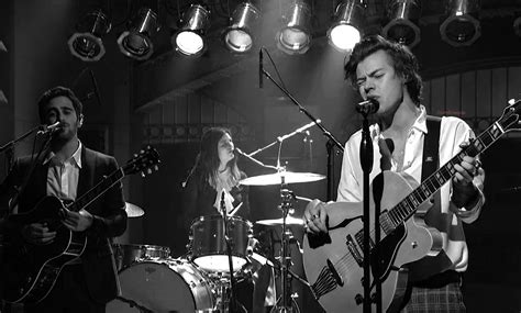 cumbiaque harry styles band performing