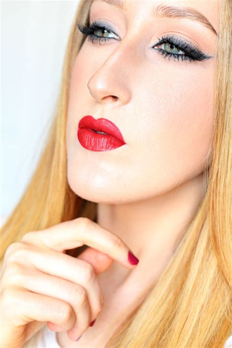 Red Lips Lipstick Mac Cosmetics Russian Smokey Eyeliner