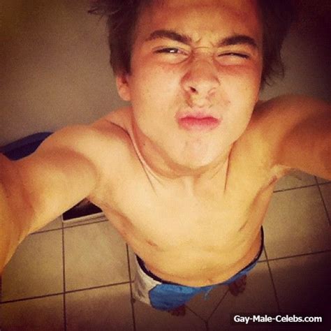 dylan sprouse leaked nude and underwear selfie gay male