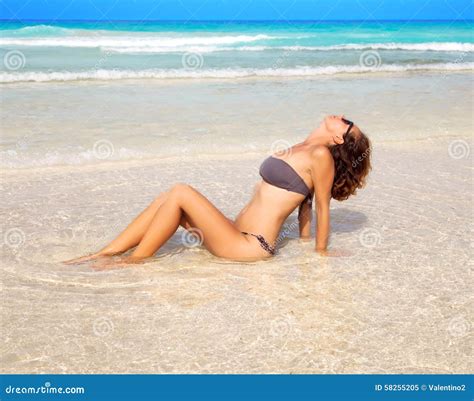 donna in bikini su una spiaggia immagine stock immagine di estate