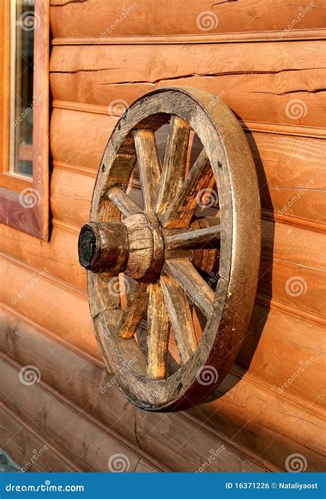 oud houten wiel van een kar royalty vrije stock afbeelding beeld