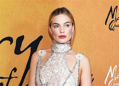 Margot Robbie Stuns At Mary Queen Of Scots Film Premiere