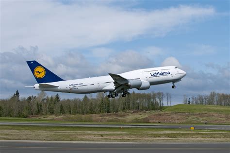 lufthansa airlines takes delivery    boeing   intercontinental airlinereporter