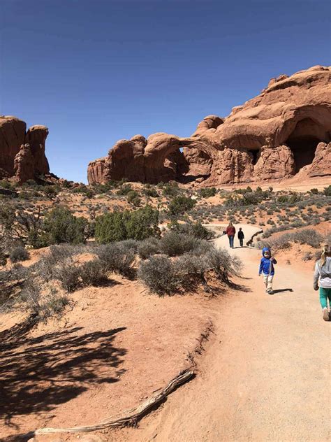 easy gorgeous arches national park hikes  kids