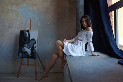 壁纸 室内妇女 黑发 连衣裙 裸露的肩膀 坐着 腿 赤脚 看着观众 感性凝视 绘画 1500x1000 Jwalk