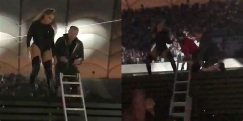 floating stage malfunctions while beyoncé is on it during on the run