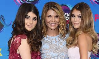 teen choice awards lori loughlin shows off her daughters daily mail online