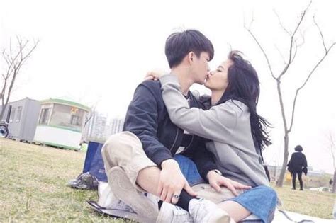 รูปภาพจาก we heart it asian couple kiss ulzzang