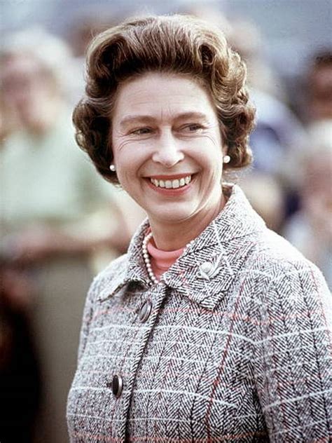compare queen elizabeth ii height weight eyes hair color