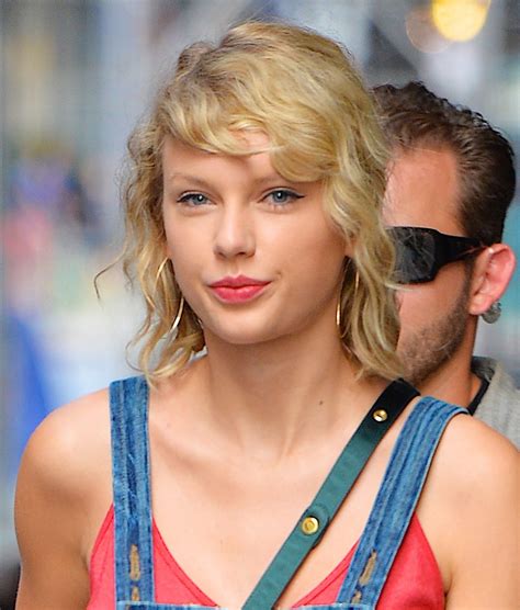 Taylor Swift Revisits Her Curly Hair