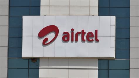 bharti airtel takes   lead  active wireless users  jio