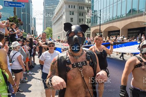 モントリオール ゲイプライド パレードで犬奴隷のフードを着ているゲイ男 同性愛者のストックフォトや画像を多数ご用意 同性愛者 革