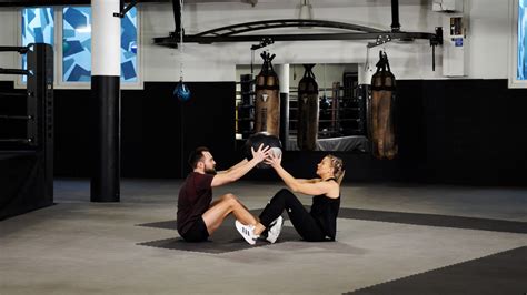 duo workout magoevningar med medicinboll sverige springer