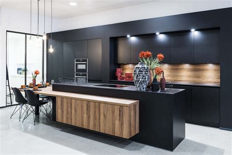 zwarte keuken met hout accent moderne keukens keuken ontwerpen keuken interieur