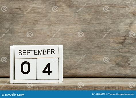 witte blokkalender huidige datum  en maand september op houtachtergrond stock foto image