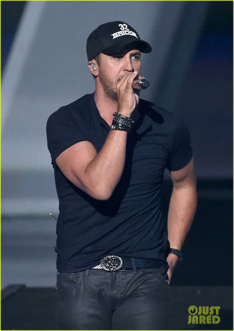 Luke Bryan Brings Out The Tight Jeans For Iheartradio Music Awards 2014