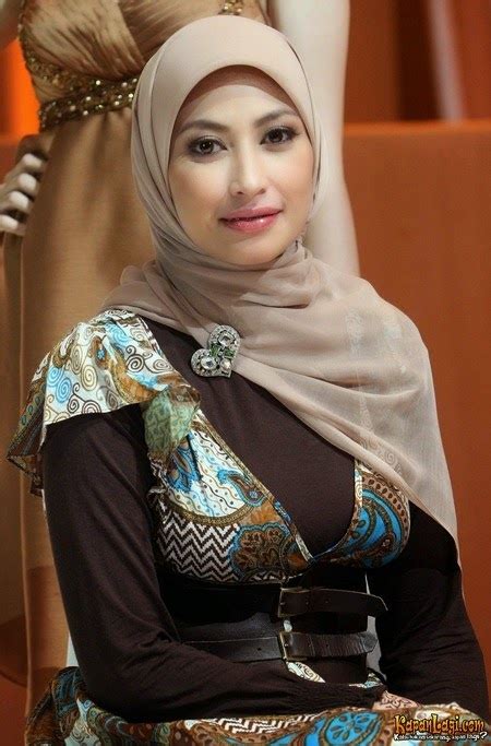 Foto Jilboobs Jilbab Seksi Anissa Trihapsari Artis Indonesia Cafe Susu