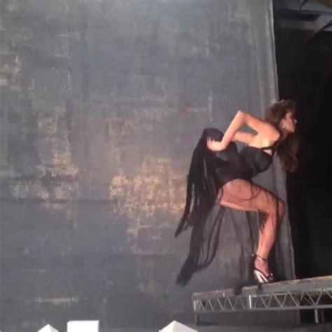 Pop Minute Nina Dobrev Legs Vampire Shoot Bts Photos Photo 5