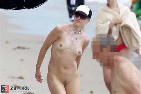 Gwen Stefani On A Bare Beach Zb Porn