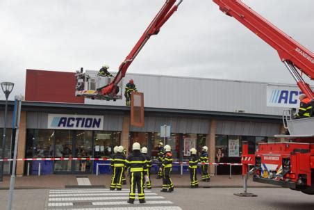 brandweer haalt losse dakplaten van dak action waalwijk actueel nieuws   hulpdiensten