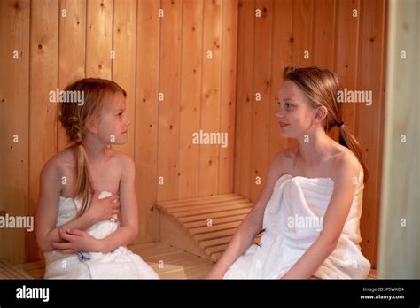 Zwei Mädchen Haben Sich In Handtücher Gewickelt Und Sitzen In Einer