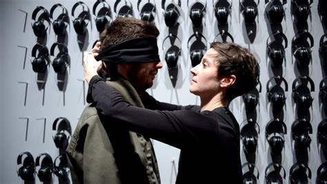 Marina Abramovic Feeling Her Way Forward Draws A Crowd The New York