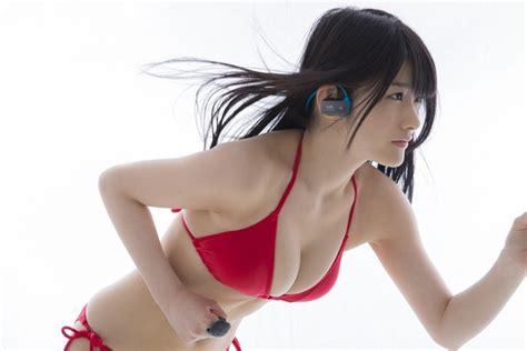 ascii jp：神乳・神谷えりな、ソニー「walkman w」と全力疾走！【水着×デジモノ】