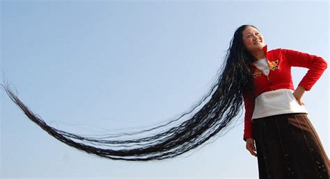Conosciamo insieme la donna che detiene il recordo come donna con i capelli più lunghi del mondo, non ci crederete mai ma questa donna che i . Il Guinness dei Primati: I capelli piÃ¹ lunghi del mondo
