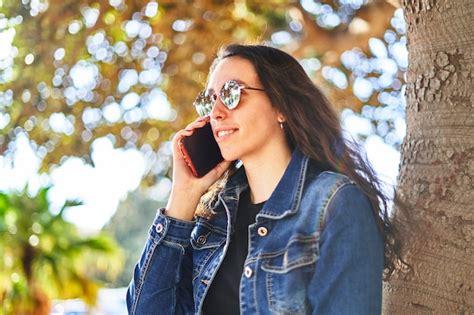 Premium Photo Brunette Girl With Sunglasses Talking On The Phone