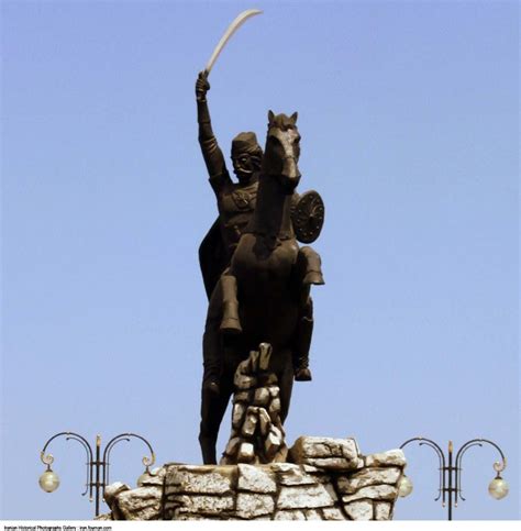 azarbaijan babak babak khorramdin khorramdin statue overview