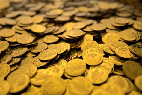 perspective pile  gold coins  image