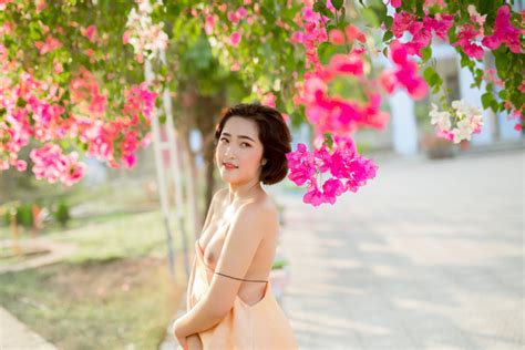 木花の下で胸を出したベトナム人女性 パブリックドメインe：著作権フリー写真素材集