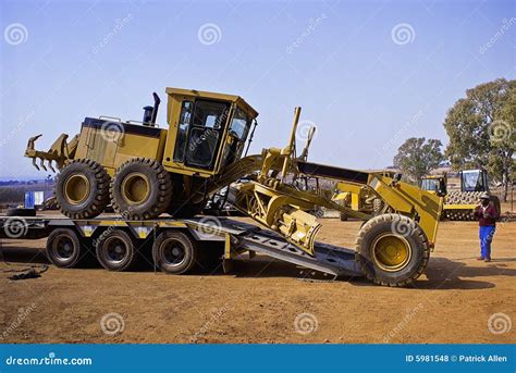 het leegmaken van de rupsband  stock foto image  gearticuleerd diesel