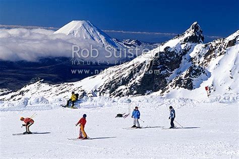 skiers  snowboarders  whakapapa mount mt ruapehu pinnacle ridge  mount mt